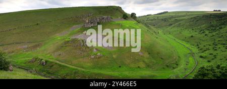 Vista estiva attraverso Cressbrook Dale, vicino al villaggio di Tideswell, Derbyshire, Peak District National Park, Inghilterra, Regno Unito Foto Stock