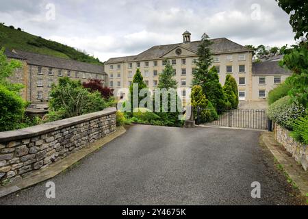 Vista estiva su Cressbrook Mill, Peak District National Park, Derbyshire Dales, Inghilterra, Regno Unito un vecchio mulino funzionante, ora sistemazione privata. Foto Stock