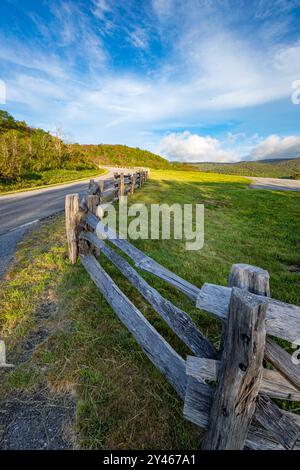 Split Rail Fences fiancheggia la Blue Ridge Parkway vicino ad Asheville Foto Stock