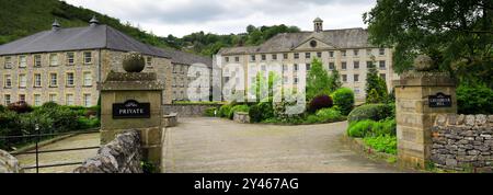 Vista estiva su Cressbrook Mill, Peak District National Park, Derbyshire Dales, Inghilterra, Regno Unito un vecchio mulino funzionante, ora sistemazione privata. Foto Stock