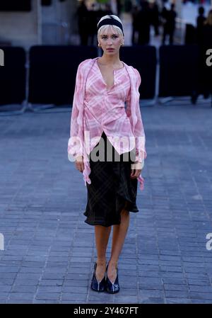 Iris Law partecipa allo spettacolo Burberry sulla South Bank di Londra, durante la London Fashion Week. Data foto: Lunedì 16 settembre 2024. Foto Stock