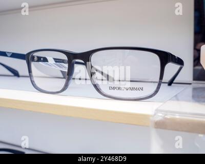 Gli occhiali da vista Black emporio armani sono seduti su uno scaffale in un negozio di ottica, pronti ad aiutare il cliente a vedere meglio Foto Stock