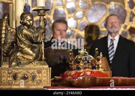 Praga, Repubblica Ceca. 16 settembre 2024. Sette proprietari di chiavi sbloccate Crown Chamber nella Cattedrale di San Vito, da cui verranno portati fuori i gioielli dell'incoronazione per la mostra intitolata Mysterious Force of Stones, a Praga, Repubblica Ceca, il 17 settembre 2024. Nella foto si vede la Corona di San Venceslao nella camera. Crediti: Michal Kamaryt/CTK Photo/Alamy Live News Foto Stock