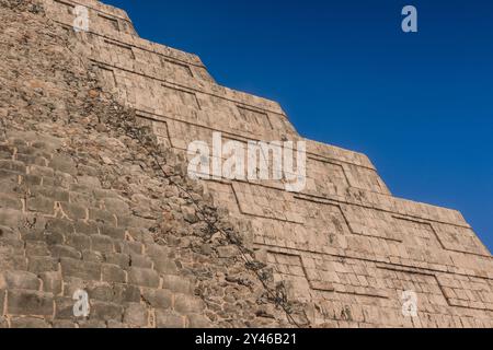 El Castillo (noto anche come il Tempio di Kukulcan) è una piramide mesoamericana a gradoni situata a Chichen Itza, in Messico Foto Stock