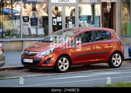 OSTRAVA, CECHIA - 28 SETTEMBRE 2023: Auto rossa Opel corsa D hatchback parcheggiata in strada Foto Stock