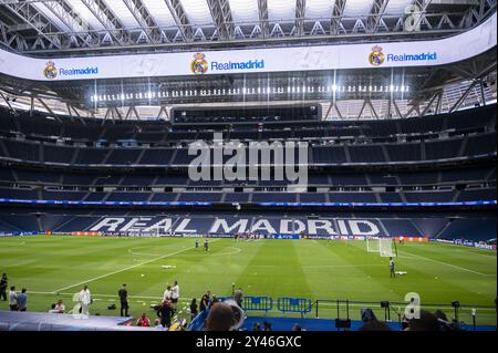 Una vista generale dello stadio vuoto mentre i giocatori di Stoccarda si allenano durante la VfB Stuttgart Pitch Walk e la conferenza stampa in vista della partita di UEFA Champions League contro il Real Madrid all'Estadio Santiago Bernabeu il 16 settembre 2024 a Madrid, Spagna. Foto Stock