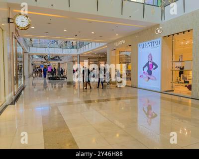 Ampio angolo interno del centro commerciale Multi Plaza, destinazione per lo shopping nella città di Panama, Panama, America centrale - foto stock Foto Stock