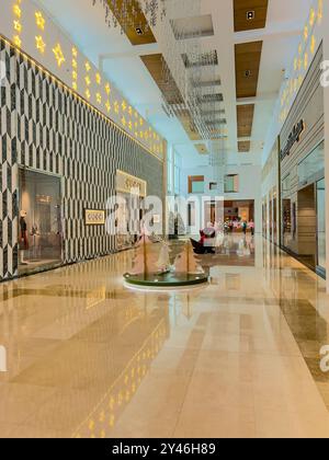 Ampio angolo interno del centro commerciale Multi Plaza, destinazione per lo shopping nella città di Panama, Panama, America centrale - foto stock Foto Stock