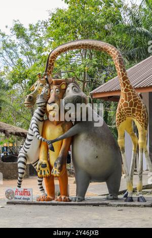 Personaggi in costume del Madagascar: Giraffa, leone, ippopotamo e zebra nello zoo aperto, Thailandia Foto Stock