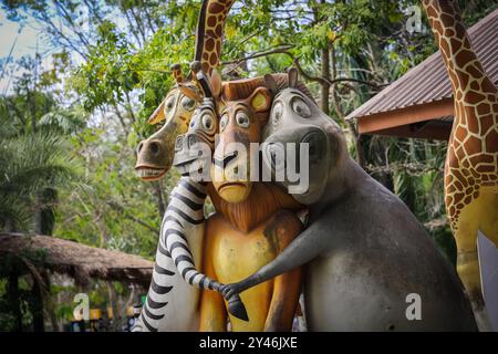 Personaggi in costume del Madagascar: Giraffa, leone, ippopotamo e zebra nello zoo aperto, Thailandia Foto Stock