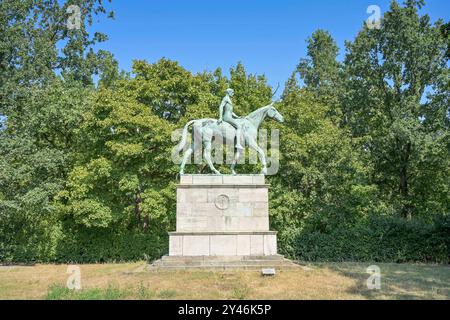 Reiterdenkmal, Treskowallee, Trabrennbahn, Karlshorst, Lichtenberg, Berlino, Deutschland *** Monumento equestre, Treskowallee, pista per trotto, Karlshorst, Lichtenberg, Berlino, Germania Foto Stock