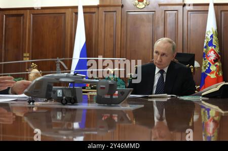 Mosca, Russia. 16 settembre 2024. Il presidente russo Vladimir Putin, ascolta il capo di Rospotrebnadzor Anna Popova, durante un incontro faccia a faccia al Cremlino, il 16 settembre 2024, a Mosca, in Russia. Popova ha informato il presidente sulla rete di monitoraggio degli agenti patogeni. Crediti: Alexander Kazakov/piscina del Cremlino/Alamy Live News Foto Stock