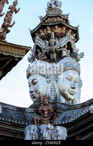 Dettagli decorativi con gli dei se il Santuario della verità a Pattaya, Thailandia Foto Stock