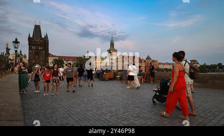 Praga, Repubblica Ceca - 9 luglio 2023: Il famoso Ponte Carlo affollato di turisti, nel centro storico di Praga, nella Repubblica Ceca, su una Foto Stock