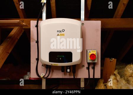 Inverter c.c. a pannello solare installato in un attico a Little Clacton Essex Regno Unito. Foto Stock