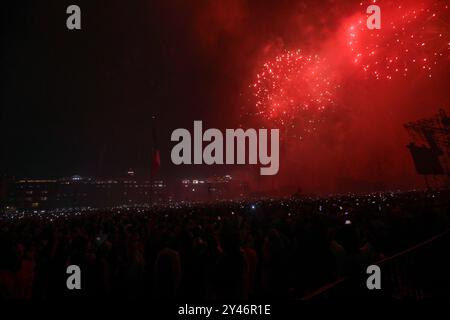 Città del Messico, Messico. 15 settembre 2024. I fuochi d'artificio sono visibili a Zocalo nella piazza principale durante il 214° anniversario del giorno dell'indipendenza del Messico. Il 15 settembre 2024 a città del Messico, Messico. (Foto di Ian Robles/ credito: Eyepix Group/Alamy Live News Foto Stock