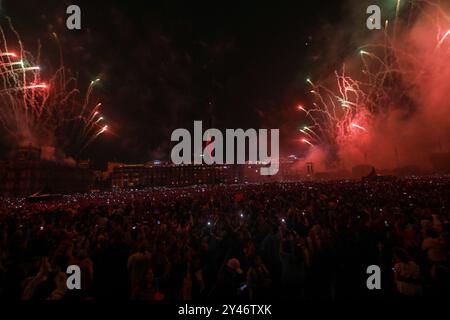 Città del Messico, Messico. 15 settembre 2024. I fuochi d'artificio sono visibili a Zocalo nella piazza principale durante il 214° anniversario del giorno dell'indipendenza del Messico. Il 15 settembre 2024 a città del Messico, Messico. (Foto di Ian Robles/Eyepix Group/Sipa USA) credito: SIPA USA/Alamy Live News Foto Stock