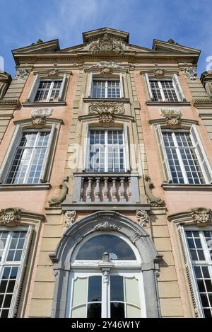 Facciata con ornamenti architettonici ad altorilievo sopra le finestre del 1750 Castello di Poeke / Kasteel van Poeke in stile rococò, Aalter, Fiandre Orientali, Belgio Foto Stock