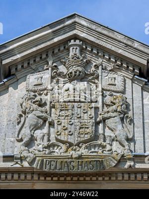 Stemma in altorilievo del 1750 Poeke Castle / Kasteel van Poeke in stile rococò vicino ad Aalter, Fiandre Orientali, Belgio Foto Stock