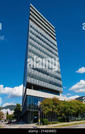 Nova Gorica, Slovenia - 7 settembre 2024. Centro EDA a 11 piani a uso misto su Erjavceva Ulica, nel centro di Nova Gorica. Completato nel 2006, pietra miliare in acciaio e vetro Foto Stock