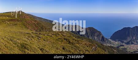 Vista dal punto panoramico Bica da Cana sull'alto plateu Paul da Serra e sulla costa settentrionale di Madeira, Portogallo. Foto Stock