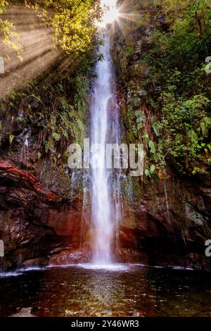 Cascata alla fine dell'escursione Levada das 25 Fontes a Madeira, Portogallo. Foto Stock