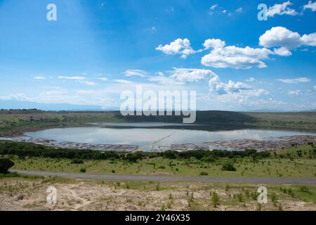 Lago Katwe nel Queen Elizabeth Ntional Park Uganda. Da tempo imemoriale, la gente del posto ha scavato il sale nel lago cratere. Da considerare Foto Stock