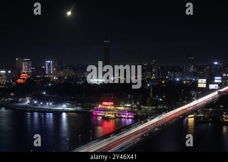 Cairo, Egitto. 14 settembre 2024. Le auto viaggiano su una sezione del ponte del 6 ottobre, attraversando il fiume Nilo da Piazza Tahrir al Cairo all'Isola di Gezira, mentre la Torre del Cairo può essere vista sullo sfondo. Crediti: Oliver Weiken/dpa/Alamy Live News Foto Stock