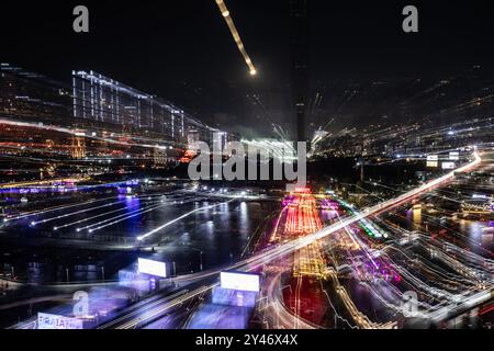 Cairo, Egitto. 14 settembre 2024. Una lunga immagine mostra il traffico su una sezione del ponte del 6 ottobre, che attraversa il Nilo da piazza Tahrir del Cairo all'isola di Gezira, mentre la Torre del Cairo può essere vista sullo sfondo. Crediti: Oliver Weiken/dpa/Alamy Live News Foto Stock