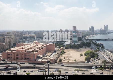 Cairo, Egitto. 14 settembre 2024. Una vista generale del Museo Egizio, il più antico museo archeologico del Medio Oriente, vicino a Piazza Tahrir del Cairo e al fiume Nilo. Crediti: Oliver Weiken/dpa/Alamy Live News Foto Stock