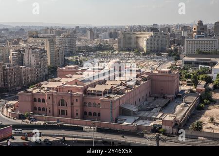 Cairo, Egitto. 14 settembre 2024. Una vista generale del Museo Egizio, il più antico museo archeologico del Medio Oriente, vicino a Piazza Tahrir del Cairo. Crediti: Oliver Weiken/dpa/Alamy Live News Foto Stock