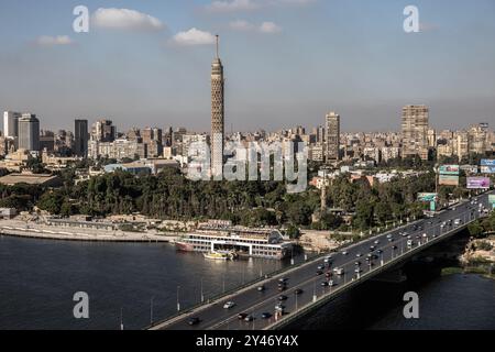 Cairo, Egitto. 14 settembre 2024. Le auto viaggiano su una sezione del ponte del 6 ottobre, attraversando il fiume Nilo da Piazza Tahrir al Cairo all'Isola di Gezira, mentre la Torre del Cairo può essere vista sullo sfondo. Crediti: Oliver Weiken/dpa/Alamy Live News Foto Stock