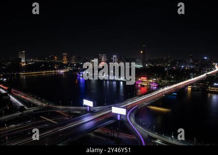 Cairo, Egitto. 14 settembre 2024. Le auto viaggiano su una sezione del ponte del 6 ottobre, attraversando il fiume Nilo da Piazza Tahrir al Cairo all'Isola di Gezira, mentre la Torre del Cairo può essere vista sullo sfondo. Crediti: Oliver Weiken/dpa/Alamy Live News Foto Stock