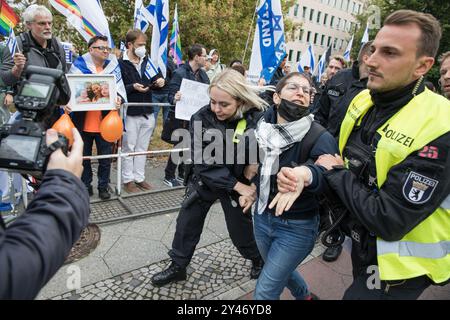 Berlino, Germania. 16 settembre 2024. I manifestanti pro-palestinesi e pro-israeliani si sono affrontati all'Università tecnica di Berlino lunedì 16 settembre 2024, a seguito di una conferenza dell'ex politico del Partito Verde Volker Beck. L'evento, incentrato sulle festività ebraiche e sulla legge tedesca sulle festività, ha suscitato forti reazioni, portando a scontri tra entrambe le parti, con l'intervento della polizia per mantenere l'ordine. Crediti: ZUMA Press, Inc./Alamy Live News Foto Stock