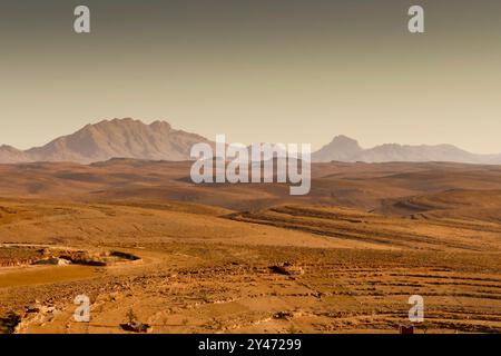 Tafraoute sorge a nord-ovest della valle di Ameln, punteggiata di rocce di granito rosa, nella catena di quarzo del Djebel el Kest. Marocco, Nord Africa Foto Stock