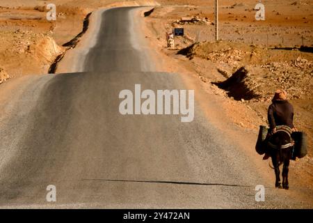 Tafraoute sorge a nord-ovest della valle di Ameln, punteggiata di rocce di granito rosa, nella catena di quarzo del Djebel el Kest. Marocco, Nord Africa Foto Stock