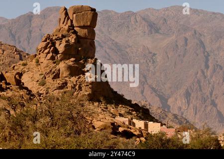 Tafraoute sorge a nord-ovest della valle di Ameln, punteggiata di rocce di granito rosa, nella catena di quarzo del Djebel el Kest. Marocco, Nord Africa Foto Stock