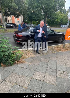 Max Planck Institut für Bildungsforschung GER, Berlino, 20240916, DEMO, Wir protestieren, nein zur Einmischung von Drittstaaten in Die berliner Bildungspolitik, mit Kai Wegner, CDU, das Denkmal a Berlino moabit-ARI- gegen sexualisierte Gewalt an Frauen, Trostfrauen ist in Gefahr *** Max Planck Institute for Human Development GER, Berlino, 20240916, DEMO, protestiamo, no all'ingerenza di paesi terzi nella politica dell'istruzione berlinese, con Kai Wegner, CDU, il memoriale di Berlino moabit ARI contro la violenza sessuale contro le donne, le donne di conforto sono in pericolo Foto Stock