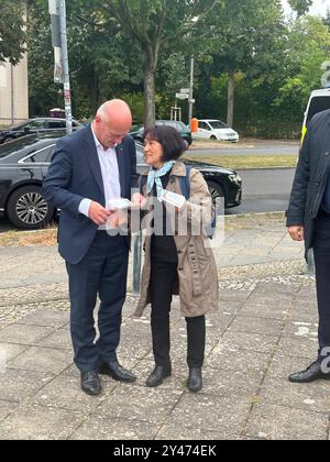 Max Planck Institut für Bildungsforschung GER, Berlino, 20240916, DEMO, Wir protestieren, nein zur Einmischung von Drittstaaten in Die berliner Bildungspolitik, mit Kai Wegner, CDU, das Denkmal a Berlino moabit-ARI- gegen sexualisierte Gewalt an Frauen, Trostfrauen ist in Gefahr *** Max Planck Institute for Human Development GER, Berlino, 20240916, DEMO, protestiamo, no all'ingerenza di paesi terzi nella politica dell'istruzione berlinese, con Kai Wegner, CDU, il memoriale di Berlino moabit ARI contro la violenza sessuale contro le donne, le donne di conforto sono in pericolo Foto Stock