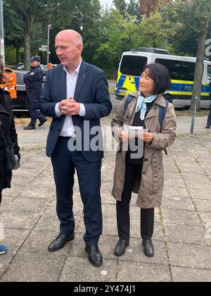 Max Planck Institut für Bildungsforschung GER, Berlino, 20240916, DEMO, Wir protestieren, nein zur Einmischung von Drittstaaten in Die berliner Bildungspolitik, mit Kai Wegner, CDU, das Denkmal a Berlino moabit-ARI- gegen sexualisierte Gewalt an Frauen, Trostfrauen ist in Gefahr *** Max Planck Institute for Human Development GER, Berlino, 20240916, DEMO, protestiamo, no all'ingerenza di paesi terzi nella politica dell'istruzione berlinese, con Kai Wegner, CDU, il memoriale di Berlino moabit ARI contro la violenza sessuale contro le donne, le donne di conforto sono in pericolo Foto Stock