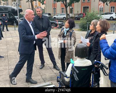 Max Planck Institut für Bildungsforschung GER, Berlino, 20240916, DEMO, Wir protestieren, nein zur Einmischung von Drittstaaten in Die berliner Bildungspolitik, mit Kai Wegner, CDU, das Denkmal a Berlino moabit-ARI- gegen sexualisierte Gewalt an Frauen, Trostfrauen ist in Gefahr *** Max Planck Institute for Human Development GER, Berlino, 20240916, DEMO, protestiamo, no all'ingerenza di paesi terzi nella politica dell'istruzione berlinese, con Kai Wegner, CDU, il memoriale di Berlino moabit ARI contro la violenza sessuale contro le donne, le donne di conforto sono in pericolo Foto Stock