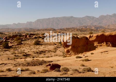 Tafraoute sorge a nord-ovest della valle di Ameln, punteggiata di rocce di granito rosa, nella catena di quarzo del Djebel el Kest. Marocco, Nord Africa Foto Stock