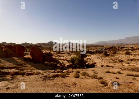 Tafraoute sorge a nord-ovest della valle di Ameln, punteggiata di rocce di granito rosa, nella catena di quarzo del Djebel el Kest. Marocco, Nord Africa Foto Stock