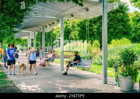 Cincinnati, Ohio, 30 luglio 2022: Le persone si godono una splendida giornata estiva sulle altalene dello Smale Riverfront Park Foto Stock