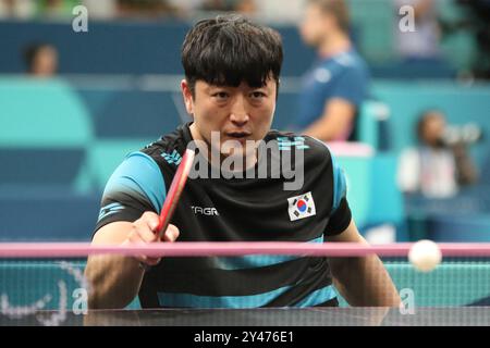 Jung Gil KIM della Repubblica di Corea nel Para Table Tennis - Singles maschile - MS4 ai Giochi Paralimpici del 2024 a Parigi, Francia Foto Stock