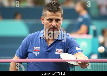 Peter MIHALIK della Slovacchia nel Para Table Tennis - Singles maschile - MS4 ai Giochi Paralimpici 2024 a Parigi, Francia Foto Stock