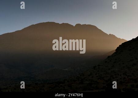 Tafraoute sorge a nord-ovest della valle di Ameln, punteggiata di rocce di granito rosa, nella catena di quarzo del Djebel el Kest. Marocco, Nord Africa Foto Stock