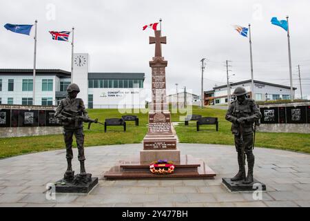 Monumento del Royal Newfoundland Regiment presso il municipio in Remembrance Square a Conception Bay South, Newfoundland & Labrador, Canada Foto Stock