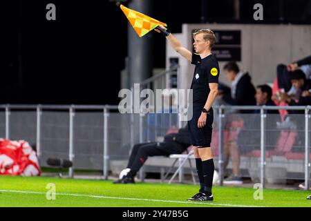 Eindhoven, Paesi Bassi. 16 settembre 2024. EINDHOVEN, PAESI BASSI - 16 SETTEMBRE: Assistente arbitro Laurens Maas durante l'incontro olandese Keuken Kampioen Divisie tra Jong PSV e ADO Den Haag al PSV Campus de Herdgang il 16 settembre 2024 a Eindhoven, Paesi Bassi. (Foto di Joris Verwijst/Orange Pictures) credito: Orange Pics BV/Alamy Live News Foto Stock