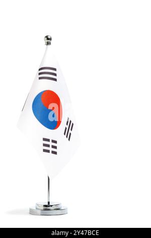 Bandiera della Corea del Sud sullo stand, evidenziata su sfondo bianco Foto Stock